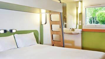 Chambre Triple, plusieurs lits | Bureau, chambres insonorisées, fer et planche à repasser