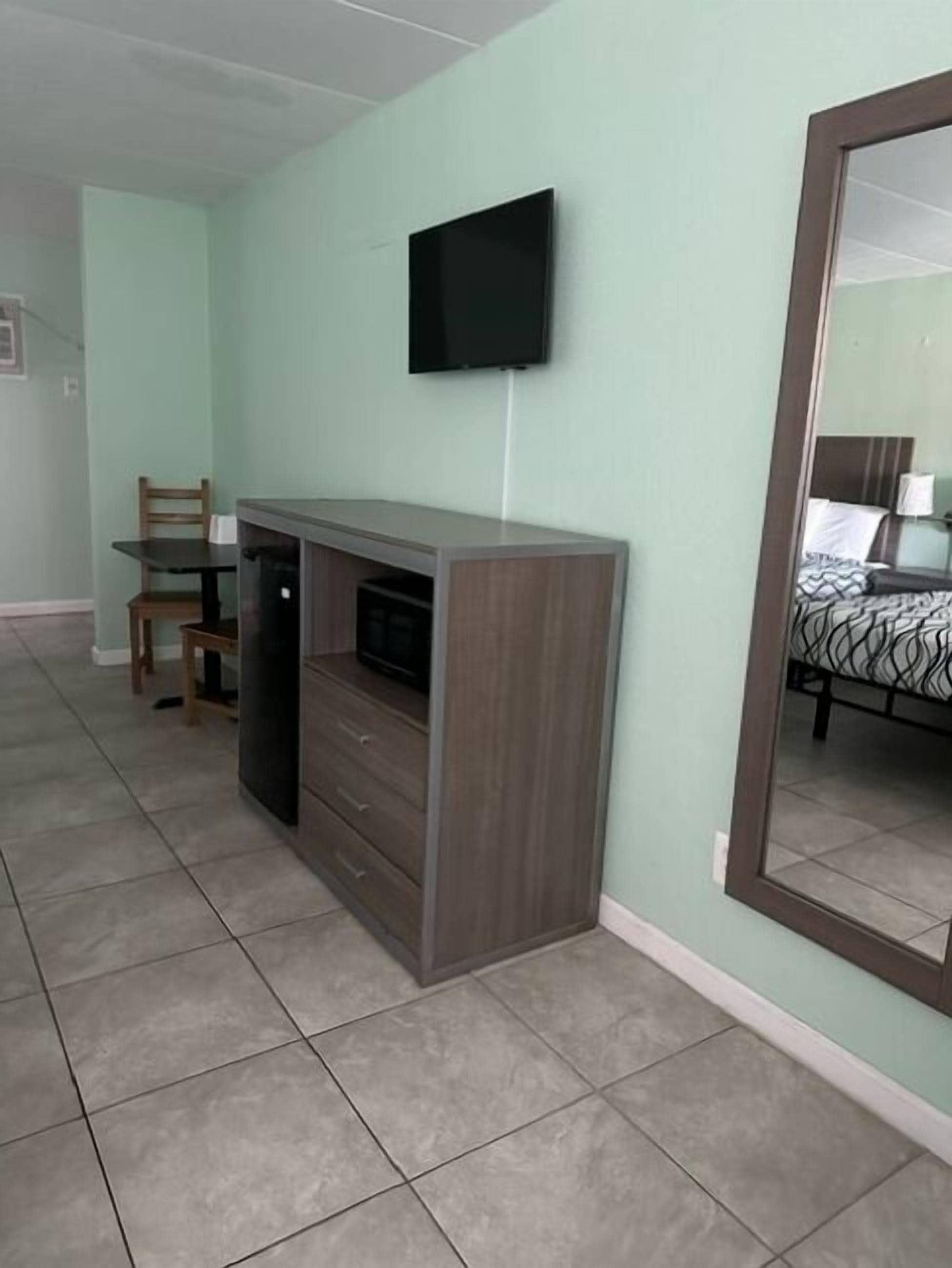 Photo - Royal Canadian Motel