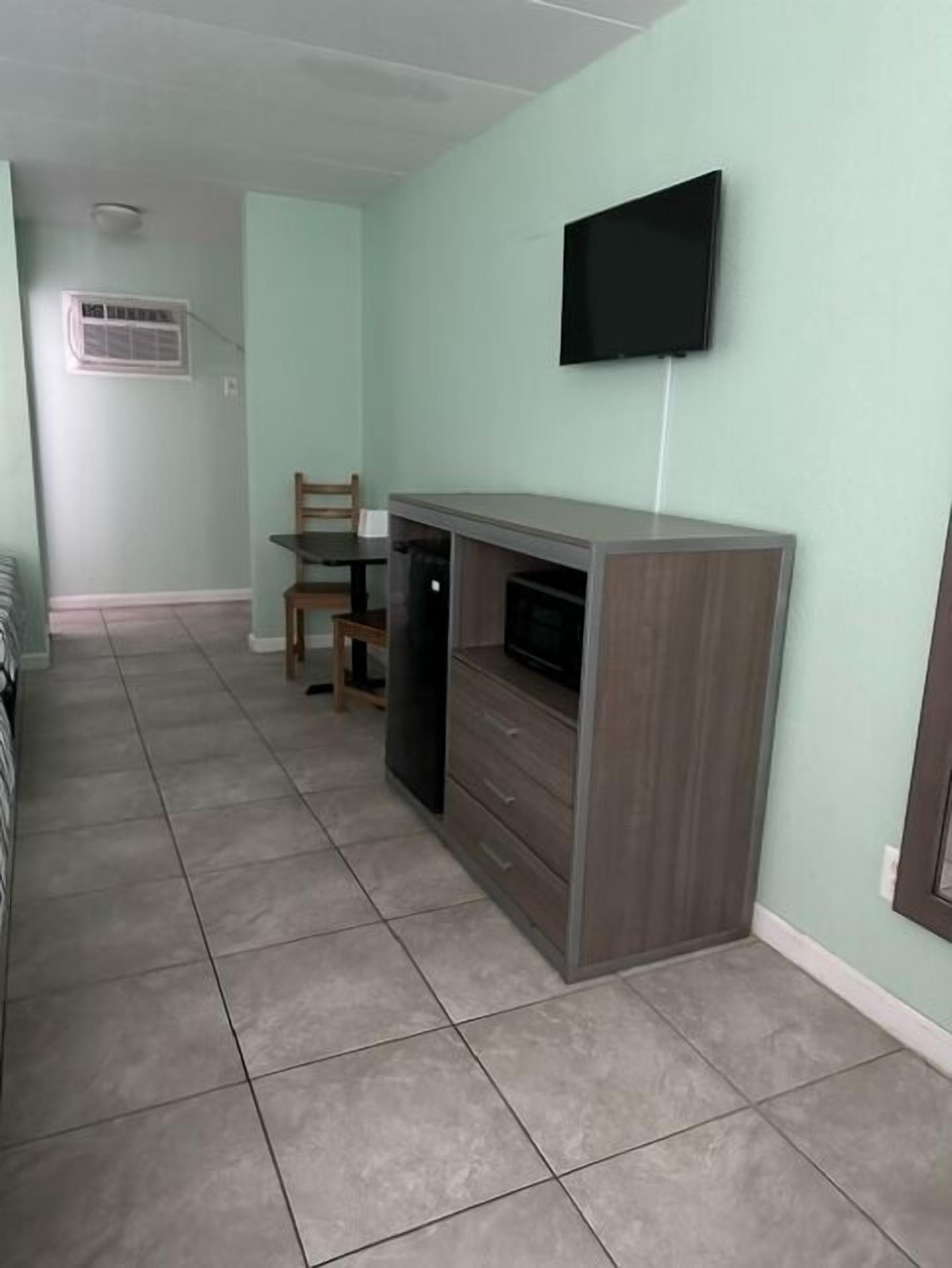 Photo - Royal Canadian Motel