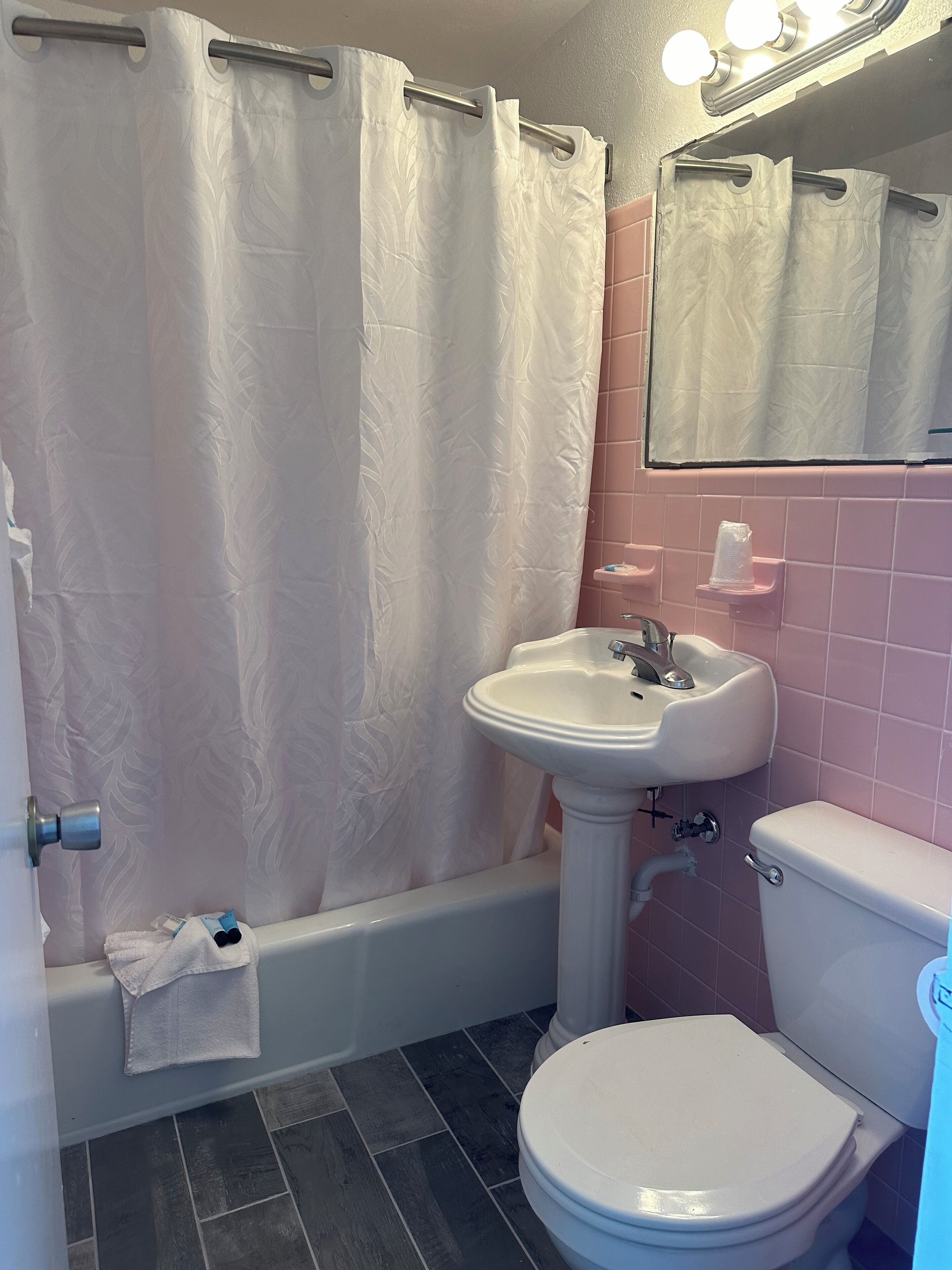 Photo - Royal Canadian Motel