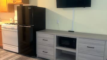 Familie suite, keuken, uitzicht op zwembad (Family Suite w/ Kitchen) | Individueel gedecoreerd, individueel gemeubileerd, gratis wifi