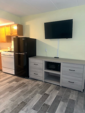 Familien-Suite, Küche, Poolblick (Family Suite w/ Kitchen) | Individuell dekoriert, individuell eingerichtet, kostenloses WLAN