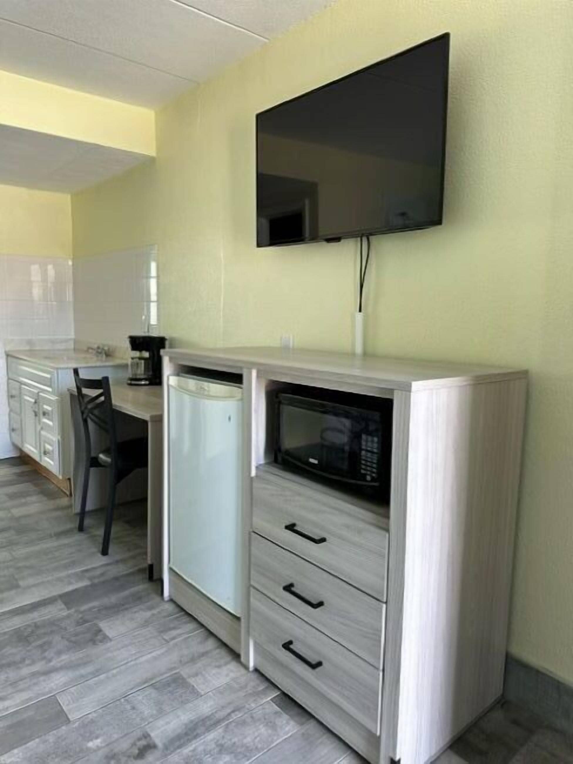 Photo - Royal Canadian Motel