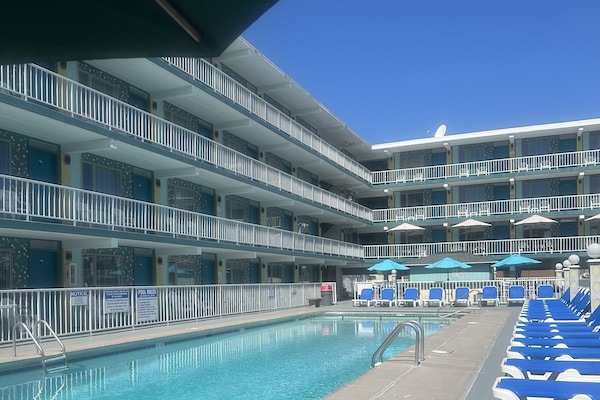 Außenpool (je nach Saison geöffnet), Liegestühle