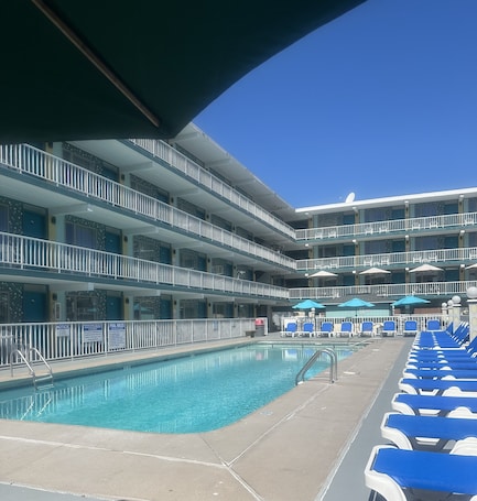 Seasonal outdoor pool, open 10:00 AM to 9:00 PM, sun loungers. Royal Canadian Motel