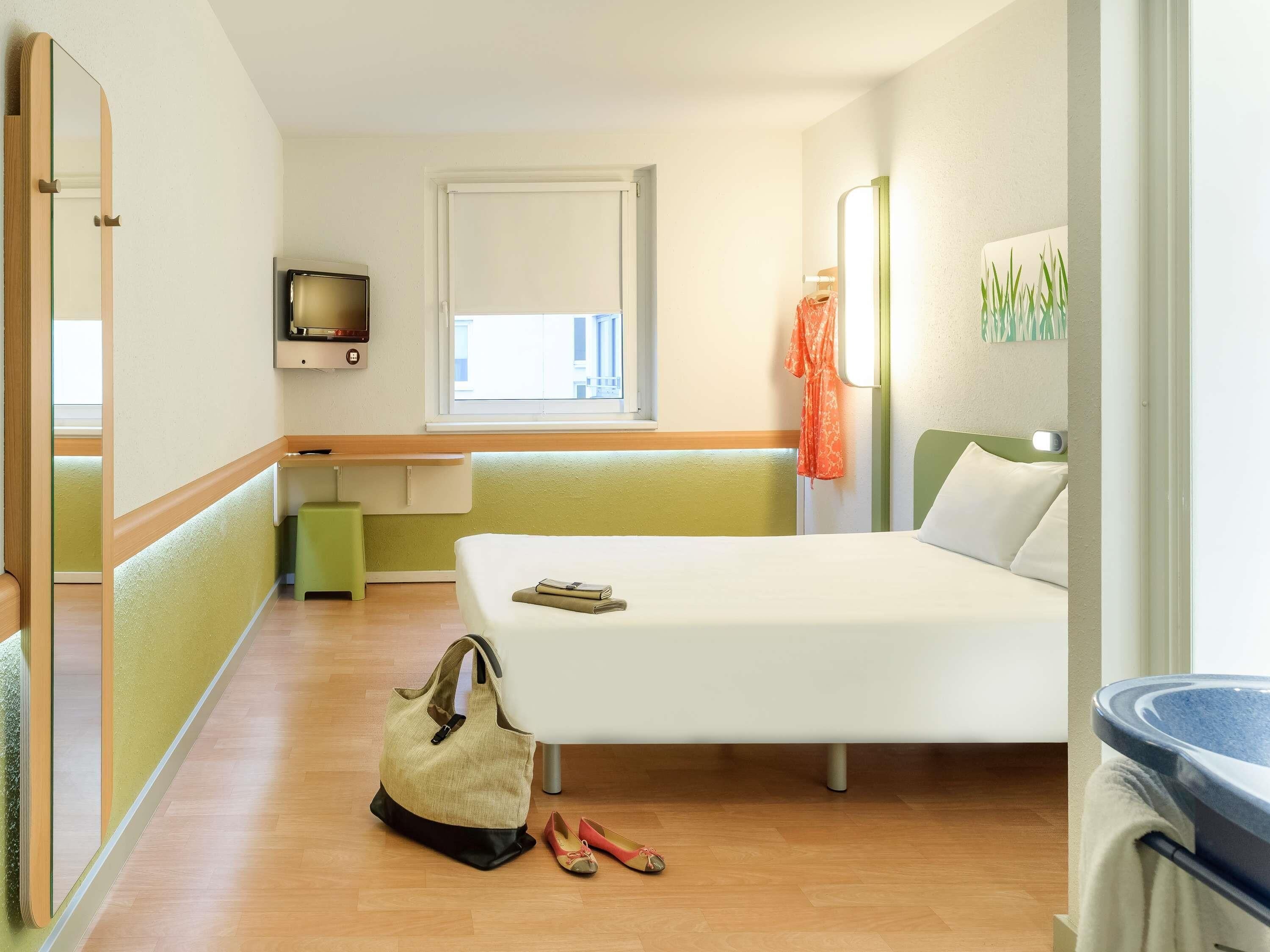 Escritorio, sistema de insonorización, wifi gratis y ropa de cama