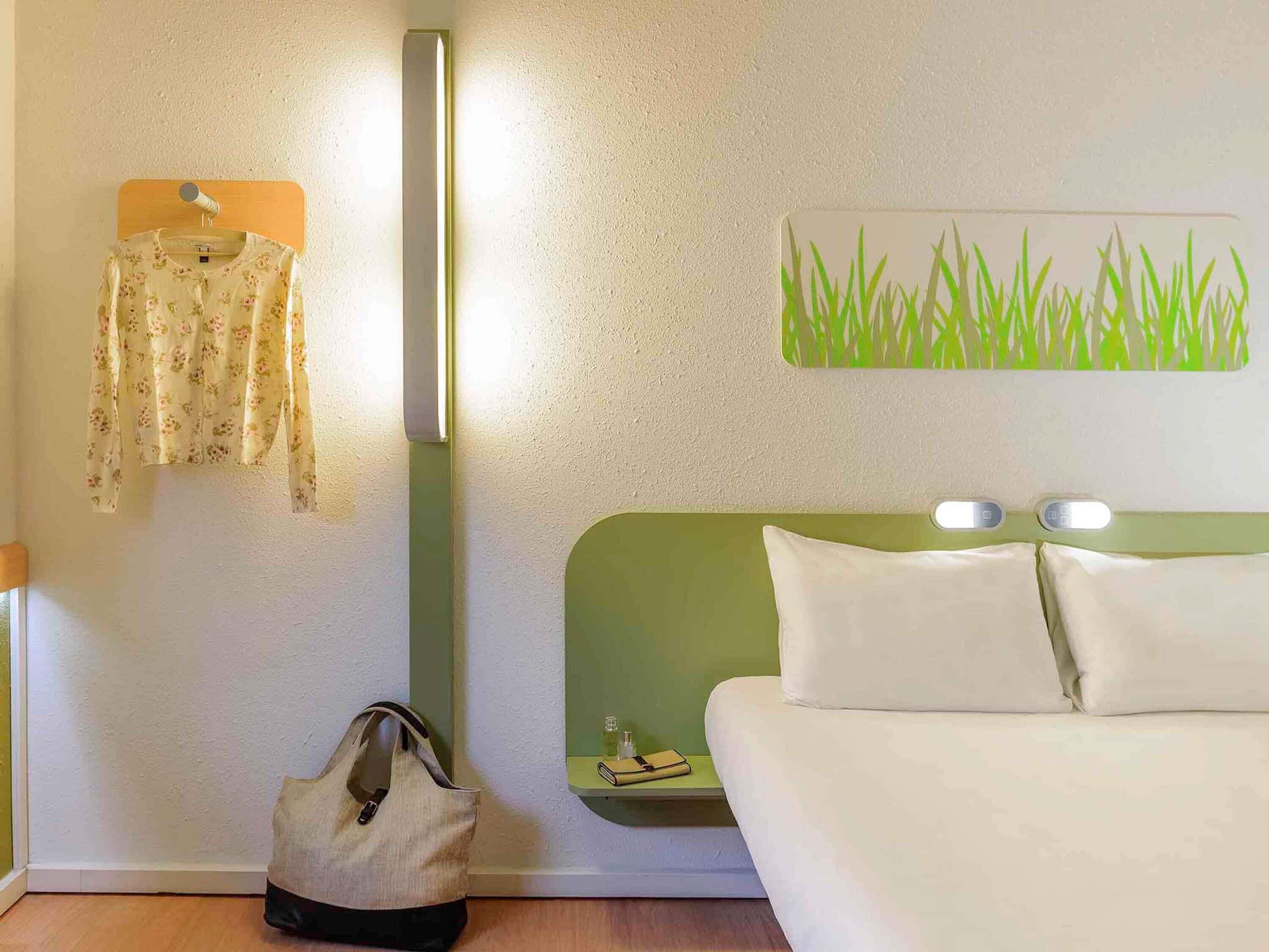 Desk, soundproofing, free WiFi, bed sheets