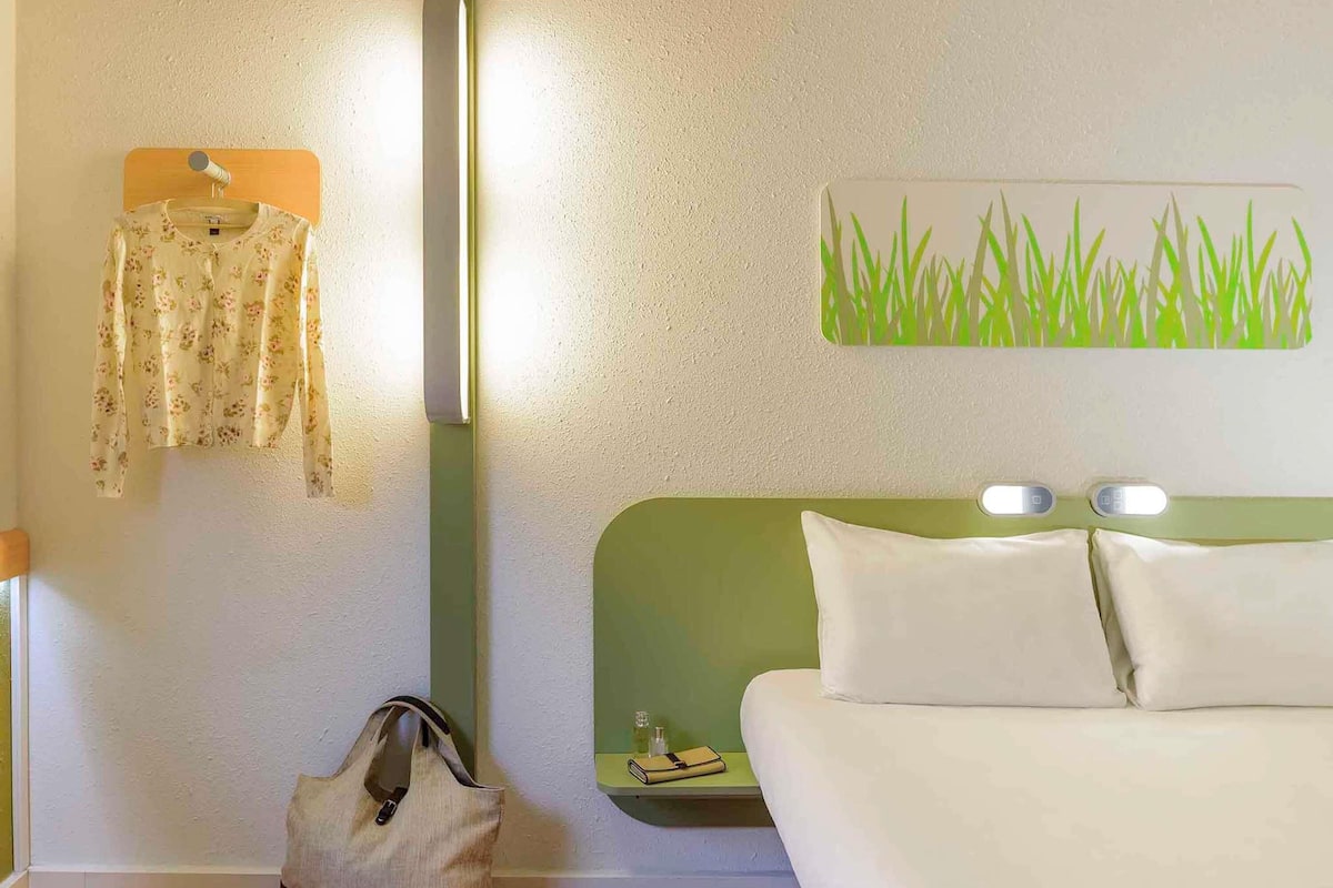 Skrivebord, lydisolert, wi-fi (inkludert) og sengetøy