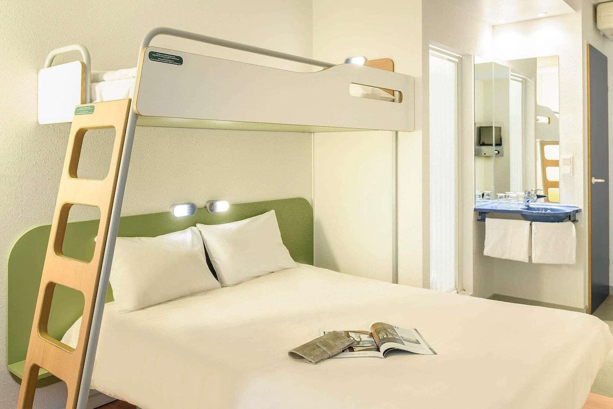 Double Room, Multiple Beds | Desk, soundproofing, free WiFi, bed sheets