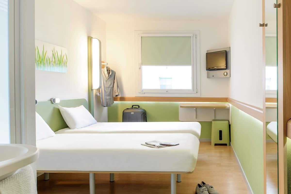 Standard Twin Room | Desk, soundproofing, WiFi (free), bed sheets