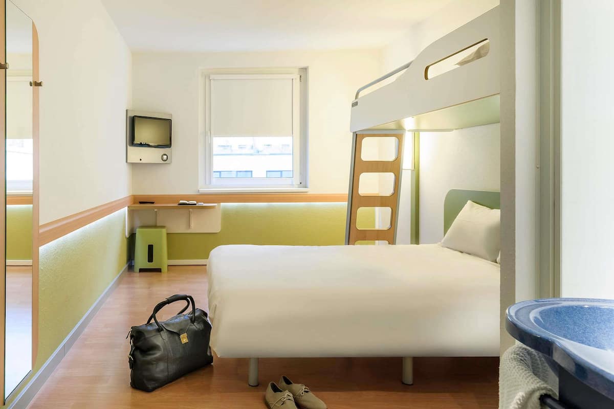 Desk, soundproofing, free WiFi, bed sheets