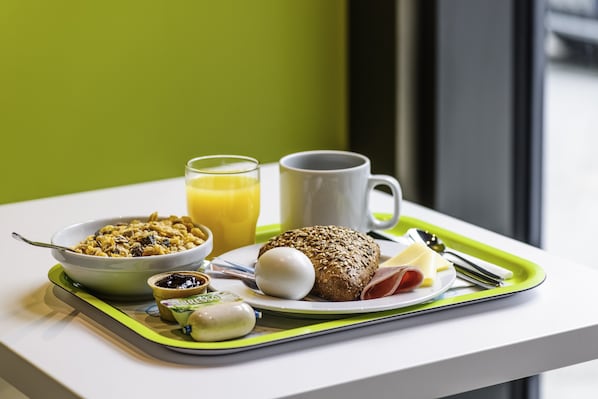 Daily continental breakfast (EUR 12.50 per person)