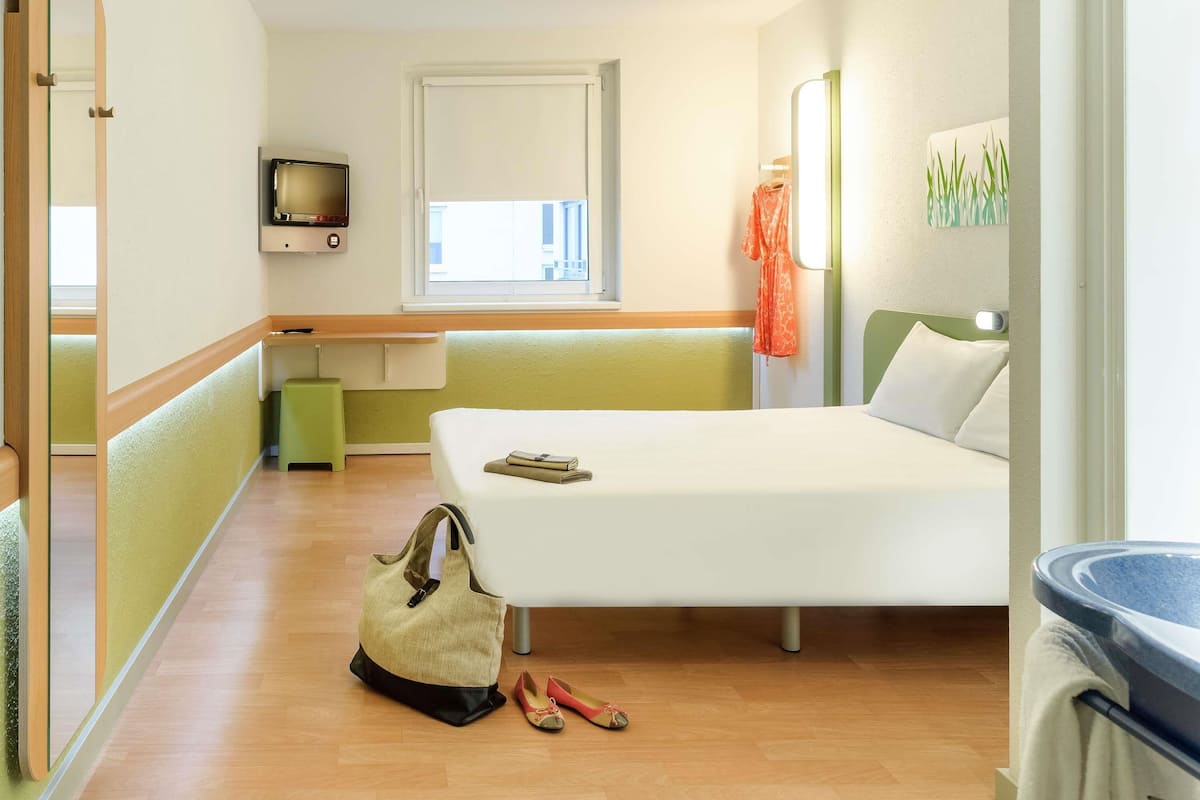 Desk, soundproofing, free WiFi, bed sheets