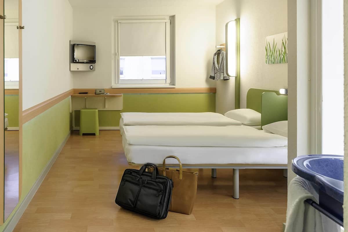 Desk, soundproofing, free WiFi, bed sheets