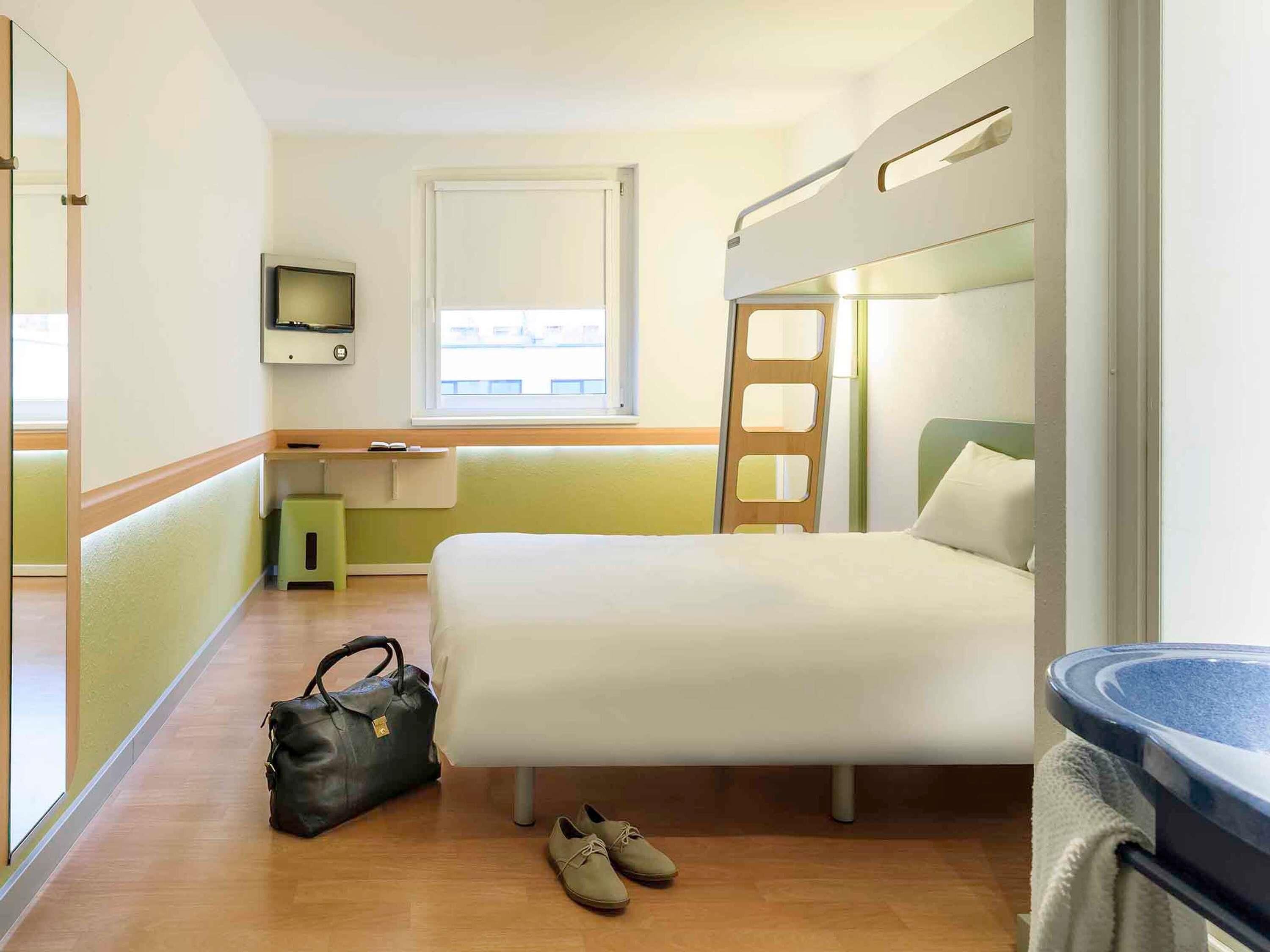 Desk, soundproofing, free WiFi, bed sheets