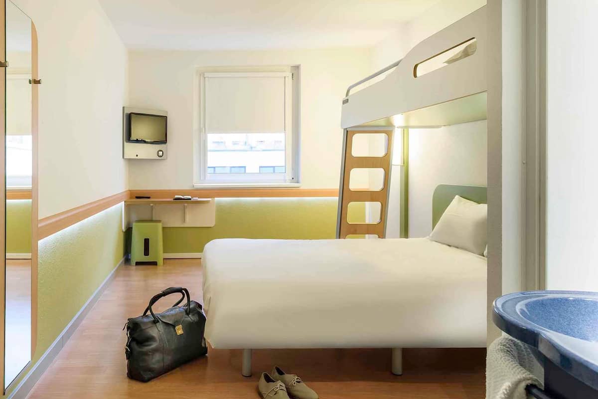 Desk, soundproofing, free WiFi, bed sheets