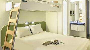 مكتب وتجهيزات عازلة للصوت وواي فاي مجانًا وملاءات أسرّة