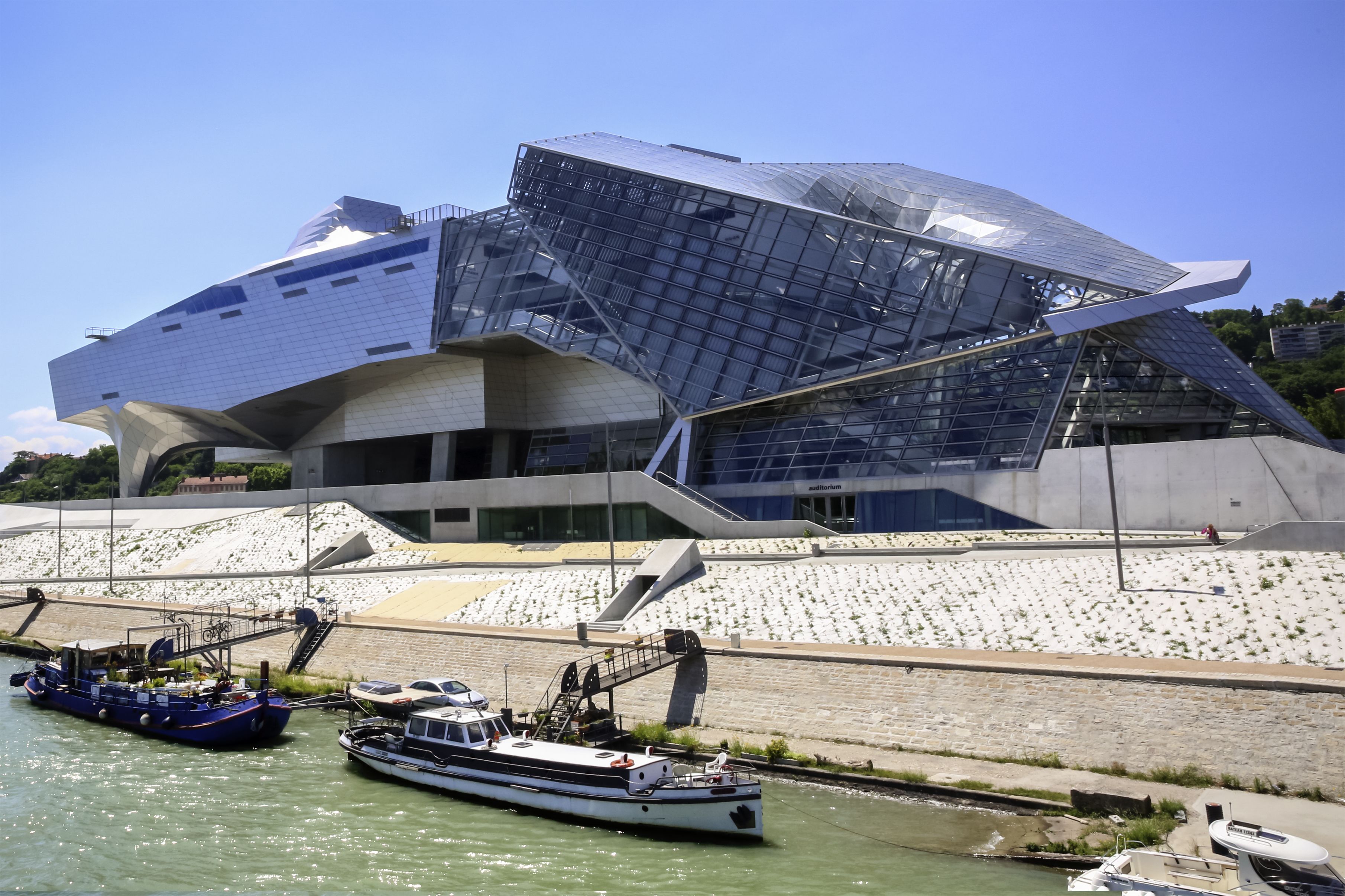 المنشأة من الخارج