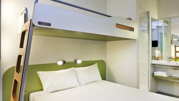 Chambre triple, Plusieurs lits | Bureau, rideaux d’obscurcissement, système d’insonorisation