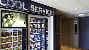 A vending machine labeled 'COOL SERVICE' with various food and drink options. - ibis budget Lyon Gerland (Lyon)
