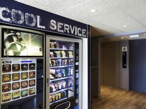 A vending machine labeled 'COOL SERVICE' with various food and drink options. - ibis budget Lyon Gerland (Lyon)