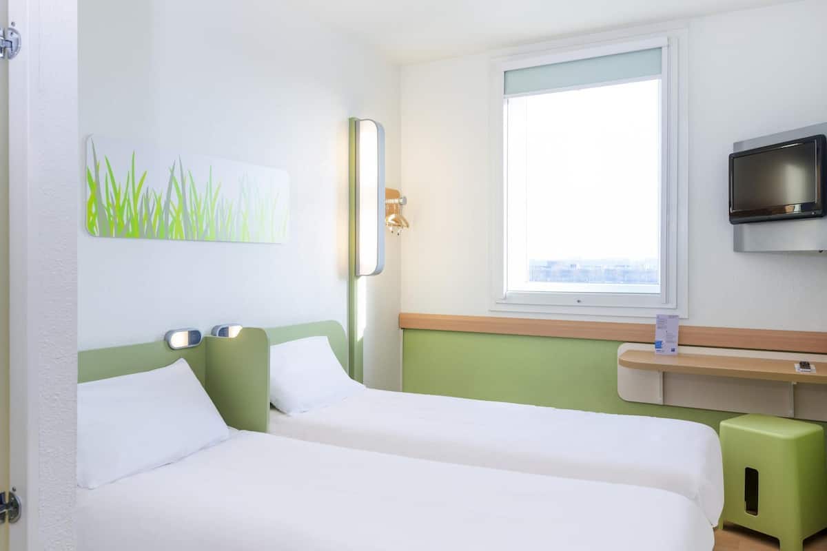 Twin Room, 2 Twin Beds | Desk, blackout drapes, soundproofing, free WiFi