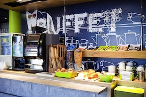 Café da manhã com buffet todos os dias (EUR 8.90 por pessoa)