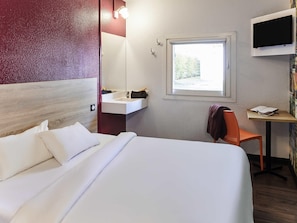 Blackout curtains, soundproofing, free WiFi, bed sheets