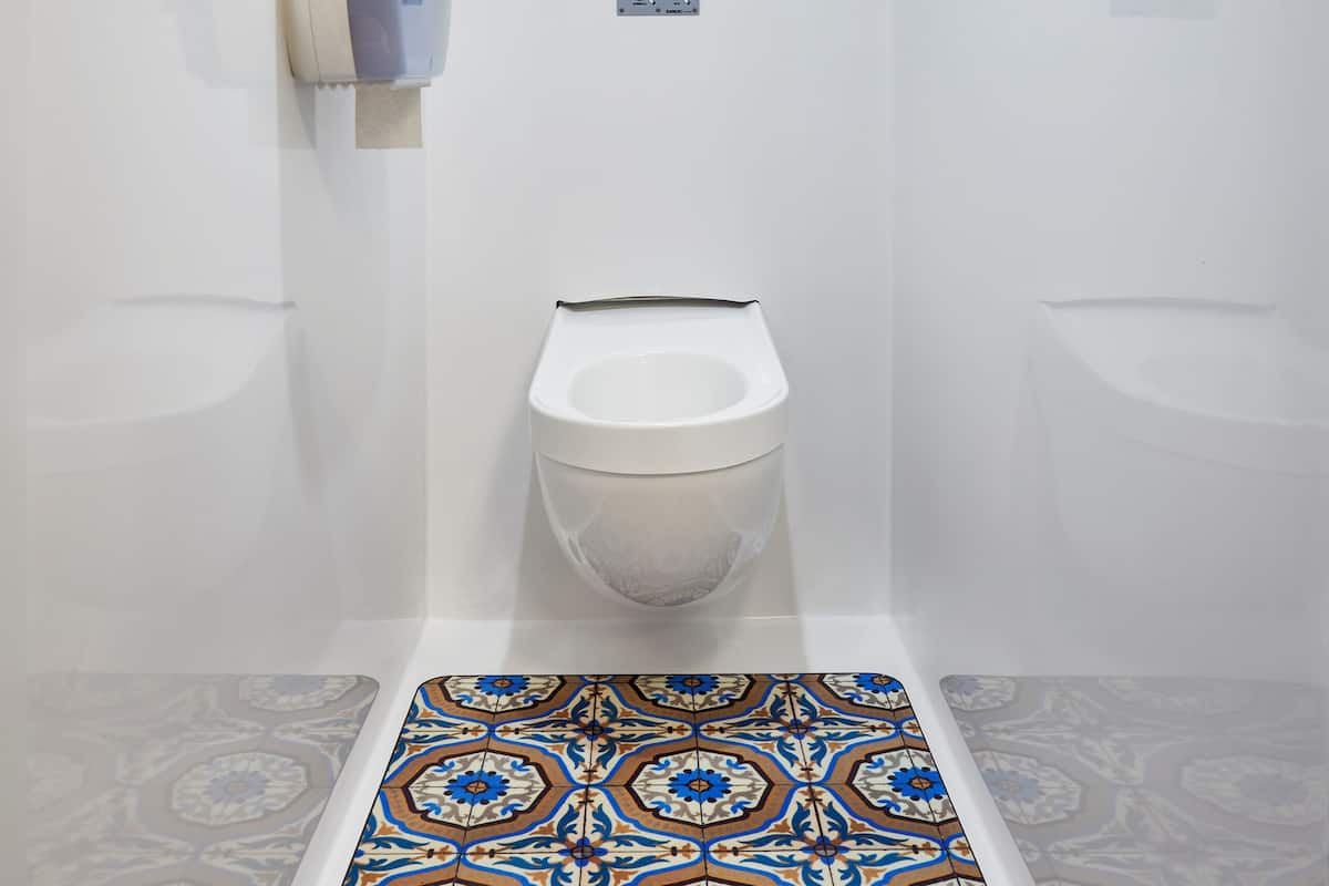 Bruser, miljøvenlige toiletartikler, hårtørrer, håndklæder
