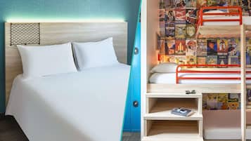 Un lit avec une literie blanche, une tête de lit ornée d’un motif en treillis et un mur décoré d’une affiche sur le thème du voyage.