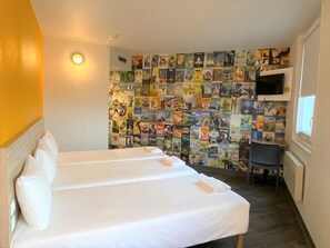 Chambre, 3 lits une place | Rideaux occultants, chambres insonorisées, fer et planche à repasser