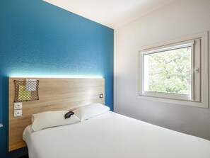 Rom, 1 dobbeltseng, tilgjengelighetstilpasset | Blendingsgardiner, lydisolert, strykejern/-brett og wi-fi (inkludert)