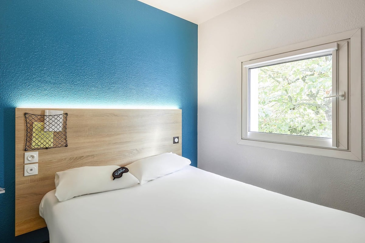 Chambre, 1 lit double, accessible aux personnes à mobilité réduite