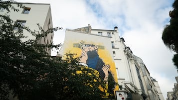 Un bâtiment orné d’une grande fresque sur l’un de ses murs.