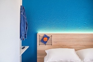 Chambre, 1 lit double, accessible aux personnes à mobilité réduite | Rideaux occultants, chambres insonorisées, fer et planche à repasser