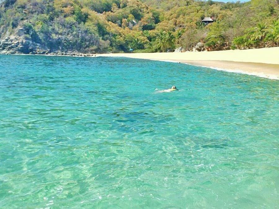 Pantai di sekitar, kursi berjemur, payung pantai, dan handuk pantai