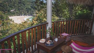 Chalet familiar | Área de sala de estar | Libros y piso con calefacción