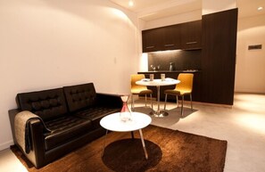 Refrigerador, microondas, placa de cocina, utensilios de cocina