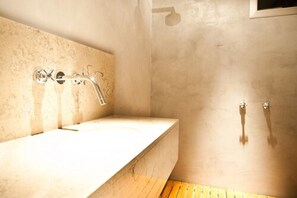 Dusche, kostenlose Toilettenartikel, Haartrockner, Handtücher