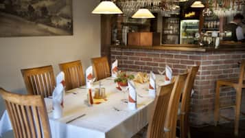 Lunch and dinner served, international cuisine