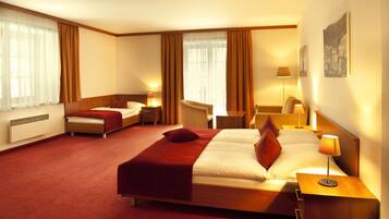 Quarto triplo conforto, 1 quarto | Frigobar, cofres nos quartos, escrivaninha, quartos à prova de som