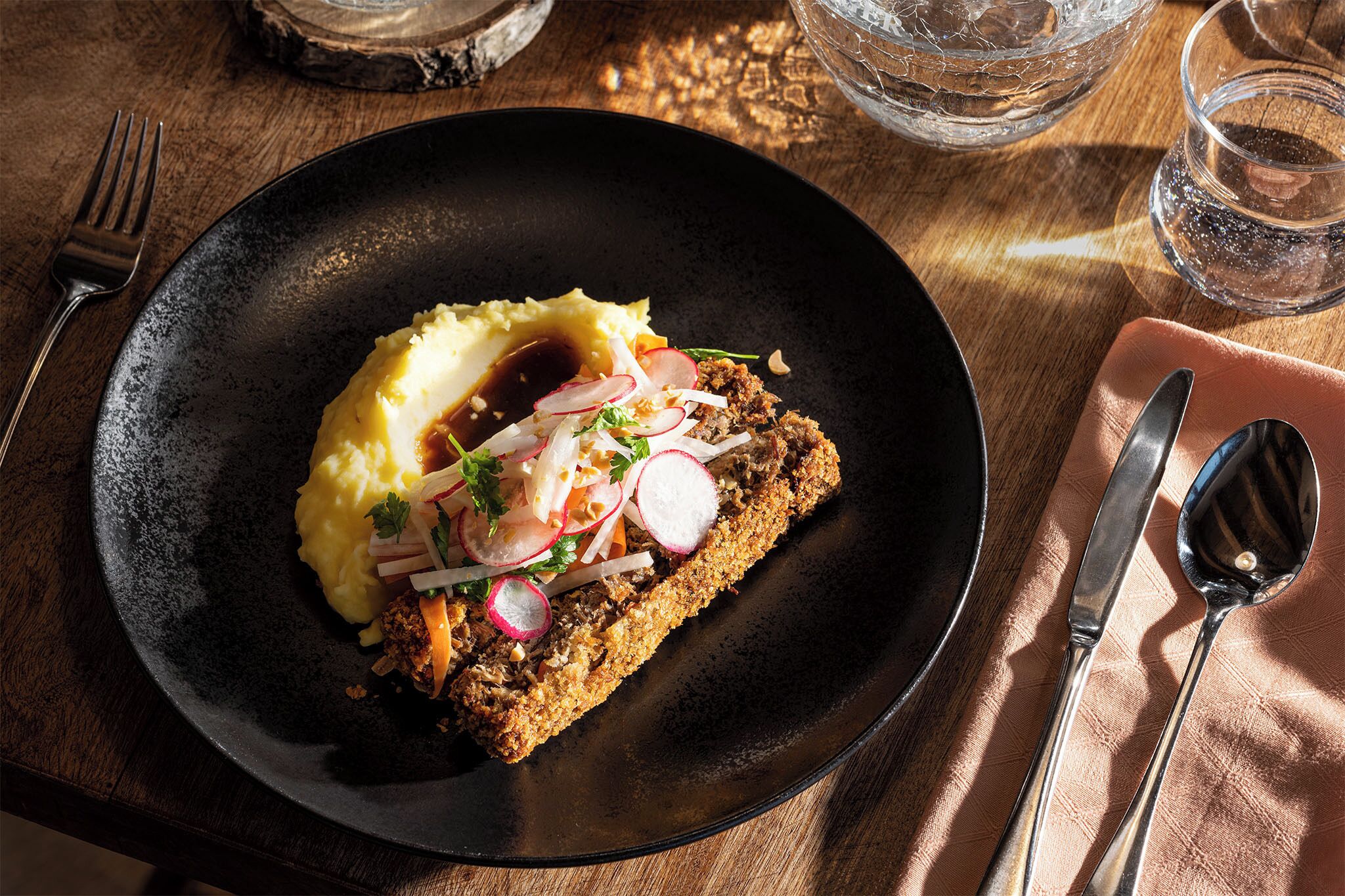 lunch and dinner served, international cuisine