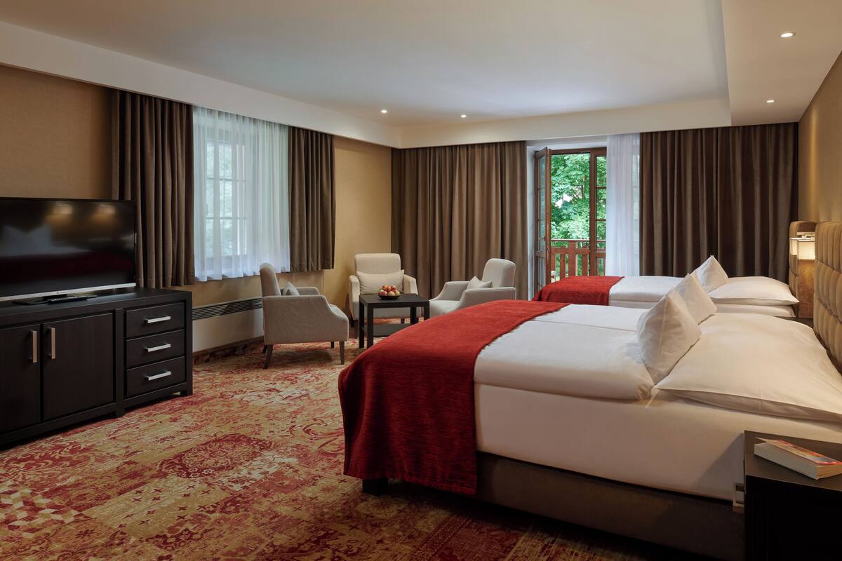 comfort triple room, 1 bedroom | minibar, in-room safe, desk, soundproofing