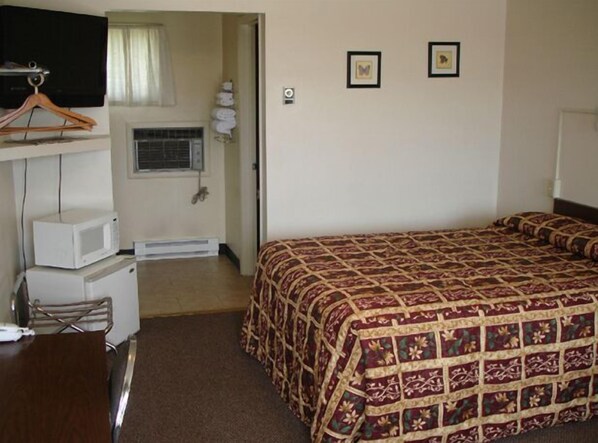 Standard Room, 1 Queen Bed | Premium bedding, blackout drapes, free WiFi, bed sheets