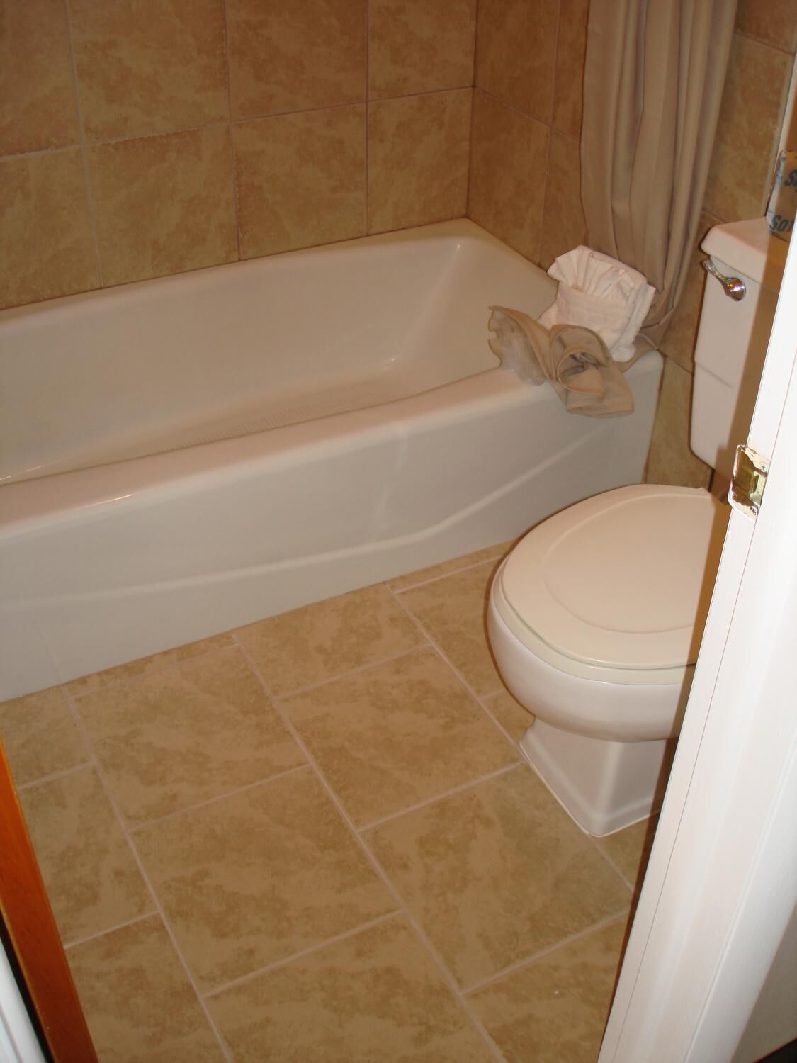 Kombinasi shower/bathtub, perlengkapan mandi gratis,  dan handuk