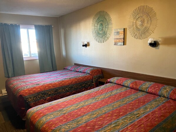 Standard Room, 2 Queen Beds | Living area