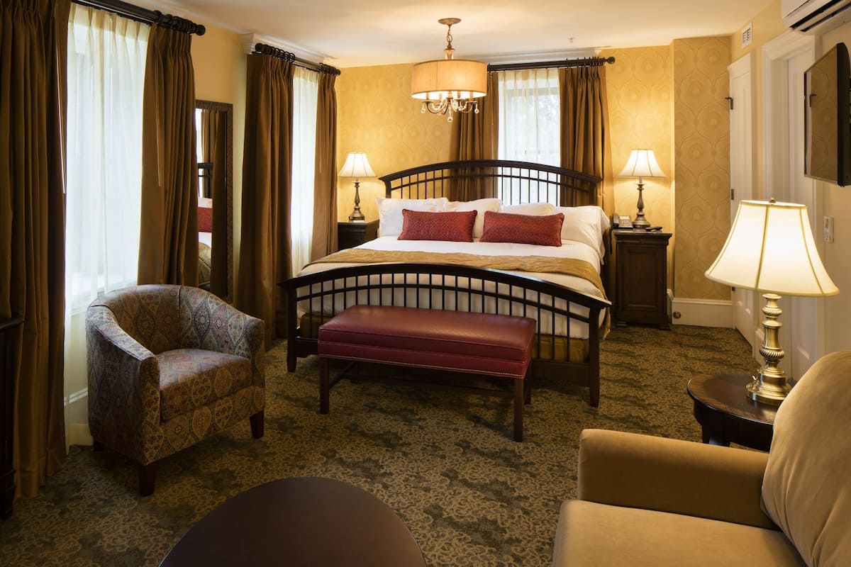 Deluxe suite, 1 kingsize bed met slaapbank, niet-roken | Luxe beddengoed, een kluis op de kamer, verduisterende gordijnen