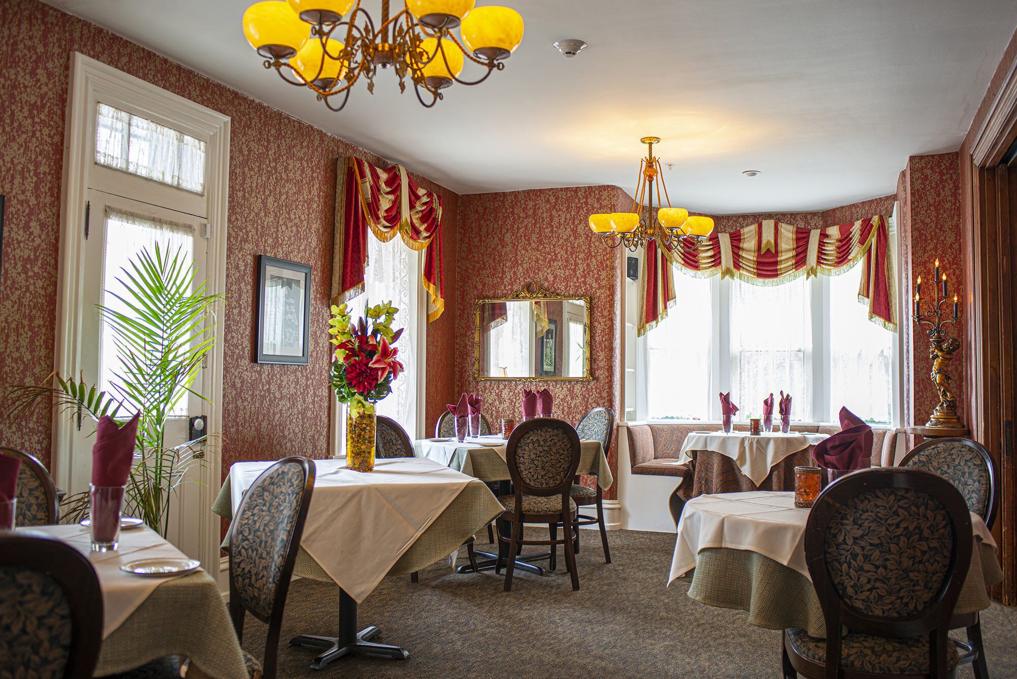 供應午餐、晚餐和早午餐，美國料理