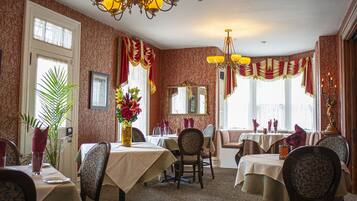 Lunch, dinner, brunch served; American cuisine