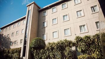 Vista frontal de la propiedad